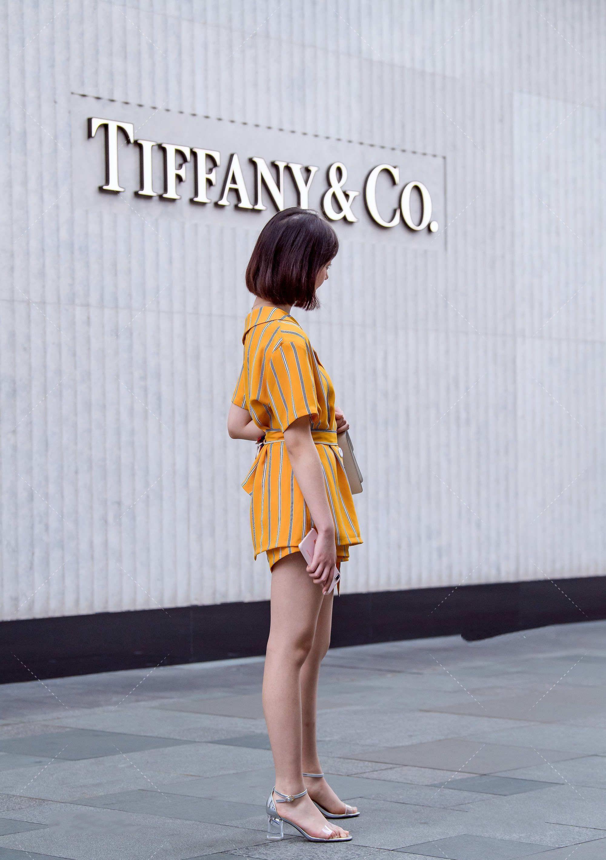 明黄条纹图案西装裙出街,美丽动人,时髦感十足