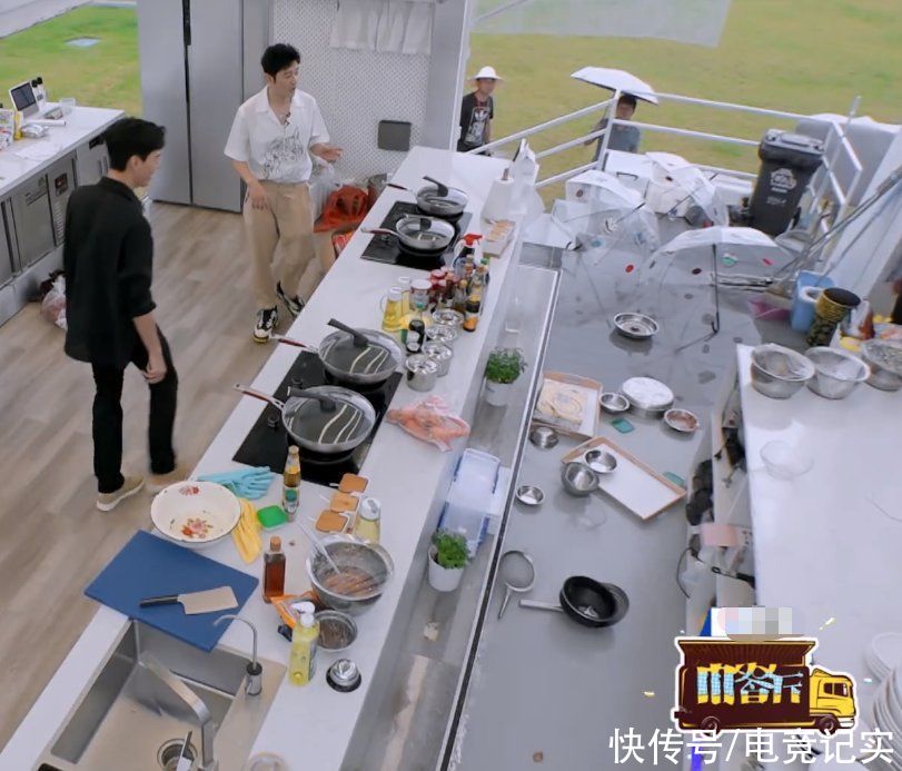 廚房|《中餐廳》廚房房頂坍塌后，龔俊因地滑摔倒，安全隱患令人擔憂