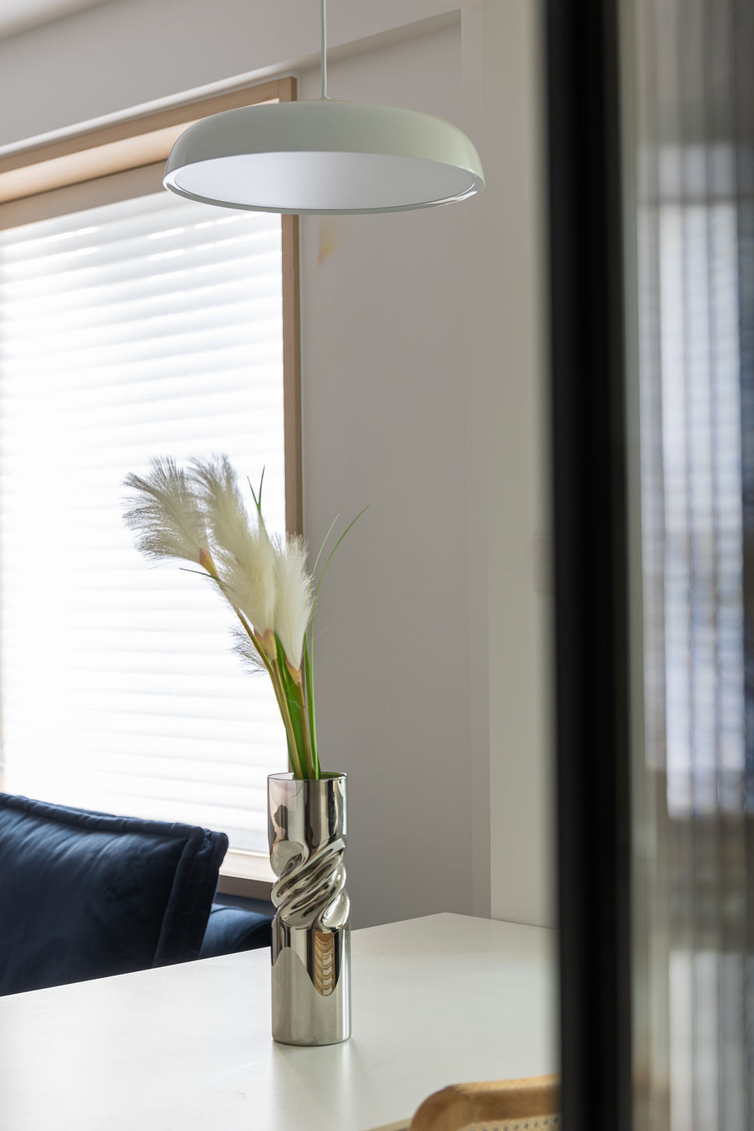 玻璃窗|他家仅60㎡,却通过6处“神设计”让空间倍增,实用性不输大户型