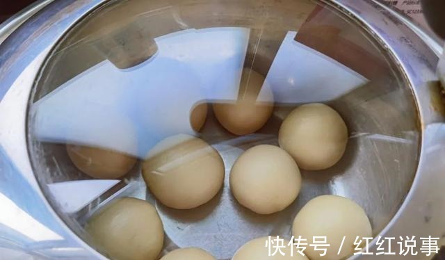 酥皮月饼|中秋来点不一样的，五彩月饼颜值高，酥软不腻味道好！