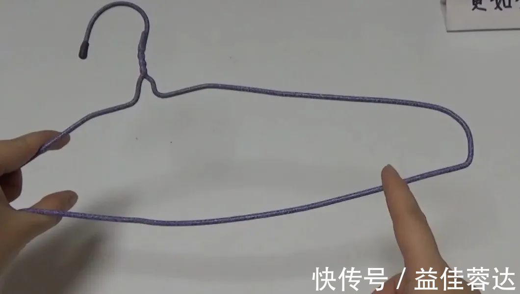 生活家:旧衣架别再扔了,折一折,放在厨房有大用处