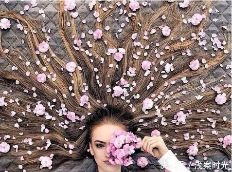 头发|糖果新娘拍婚纱照,用不到五毛钱的花点缀头发,成片堪比国际大片