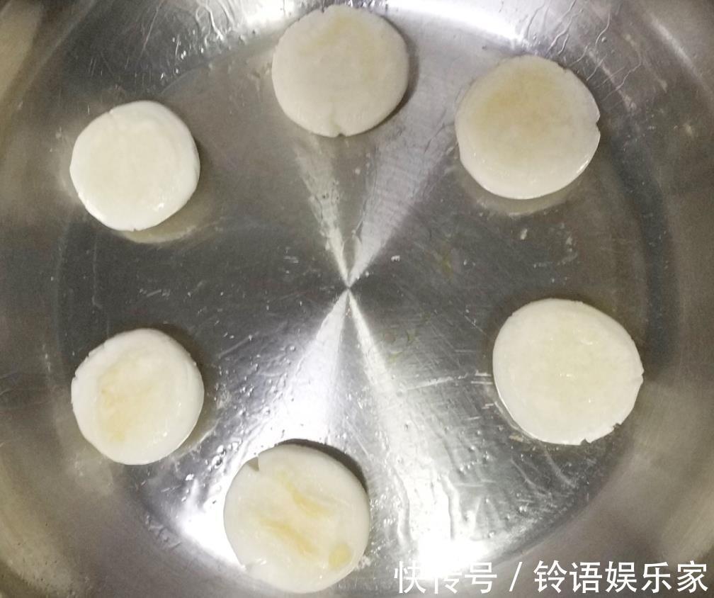 做红糖粑粑,别只会加红糖,多加这2样,色泽更红亮,味道更香甜