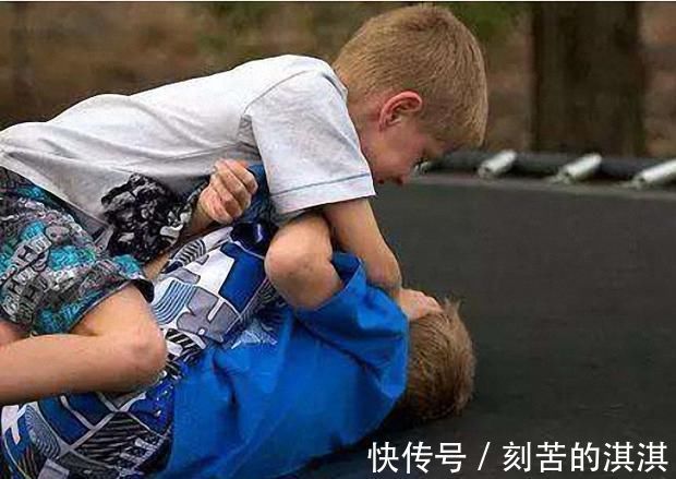 小男孩|男童耳朵难受,去检查才发现耳朵里长了蛆,有些恶作剧家长要制止