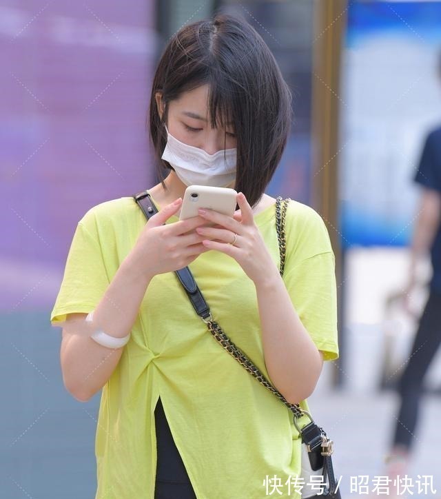 百搭 打底裤的穿搭把减龄靓丽尽显展现出来,彰显干练美!