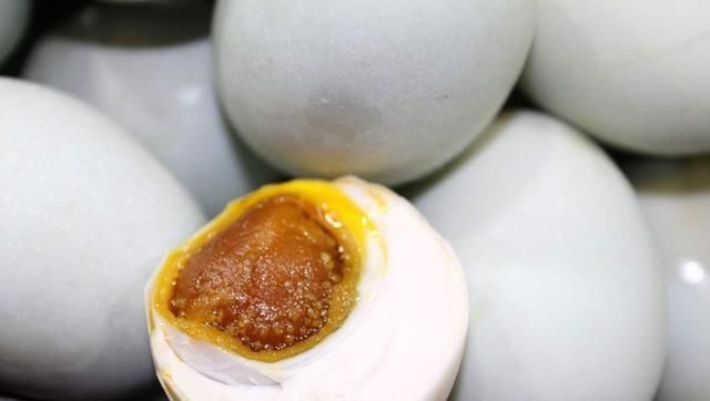 腌咸鸭蛋不用水，用这种方法，鸭蛋容易出油，而且腌制时间更短