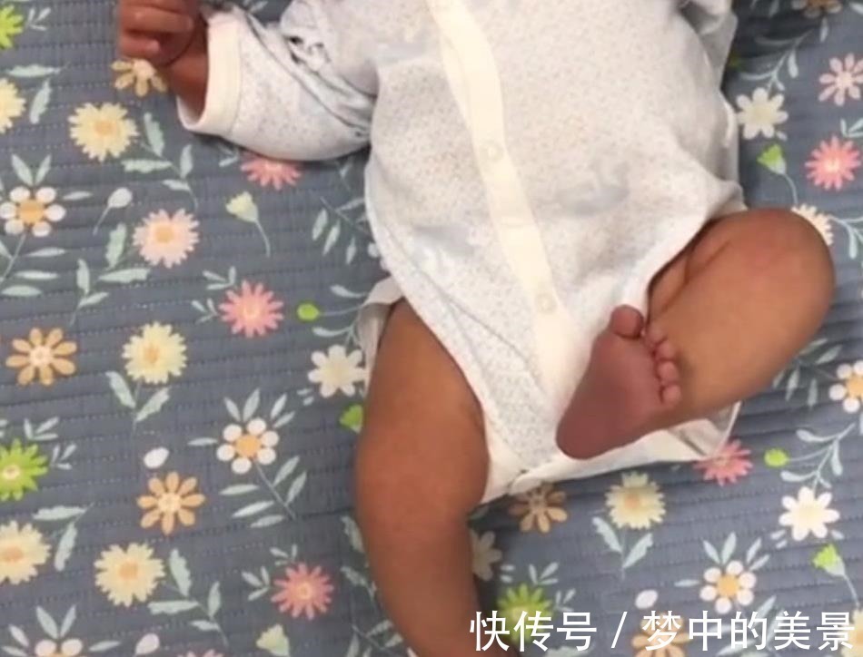 妈妈的心|妈妈陪宝宝玩,突然发现宝宝一动也不动,接下来妈妈笑喷了