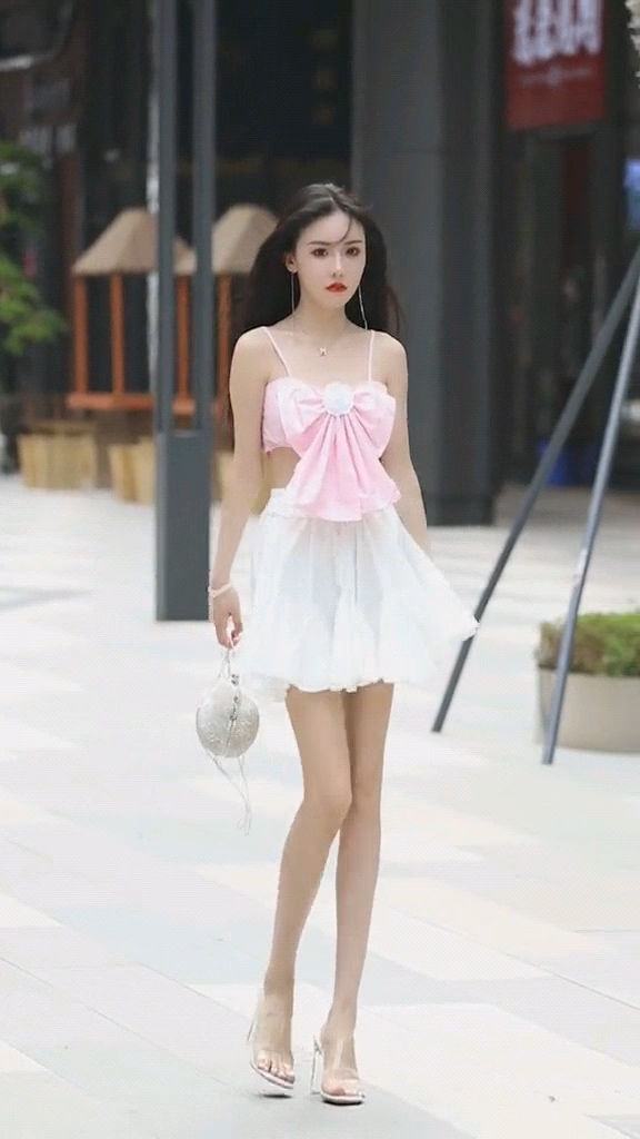 穿搭|街拍：粉红蝴蝶结甜心公主，少女气质尽显，可爱穿搭超甜美