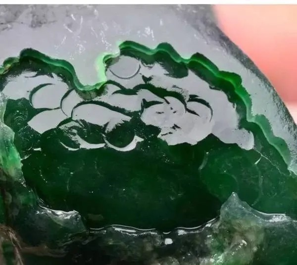 在翡翠界，有一个很好玩儿的事儿便是翡翠翡翠赌石