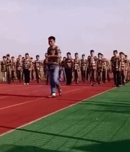 |搞笑GIF:你这套路不行啊,不是这个小伙的对手,被他捡个现成的