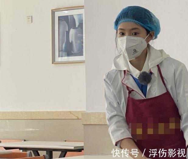 刘浩存在食堂擦桌子、扫地，体验清洁工的工作