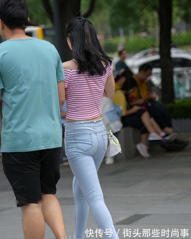 外套 红白条纹肩外套搭配牛仔裤,清新优雅,充满活力!