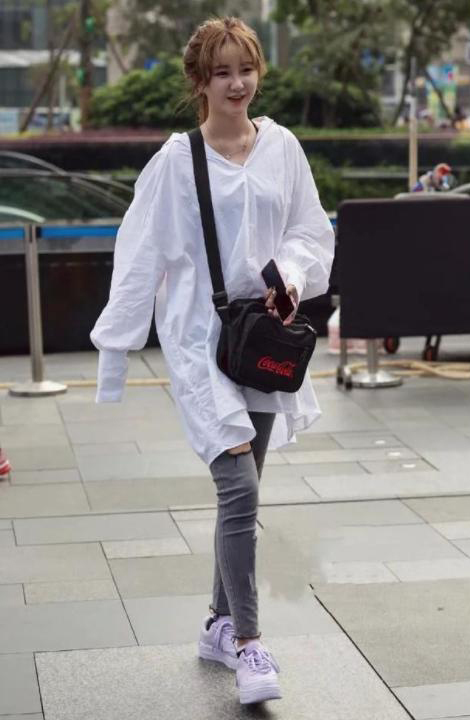 气派|街拍:美女帅气的格子西装简洁气派,搭配起来省事又省心