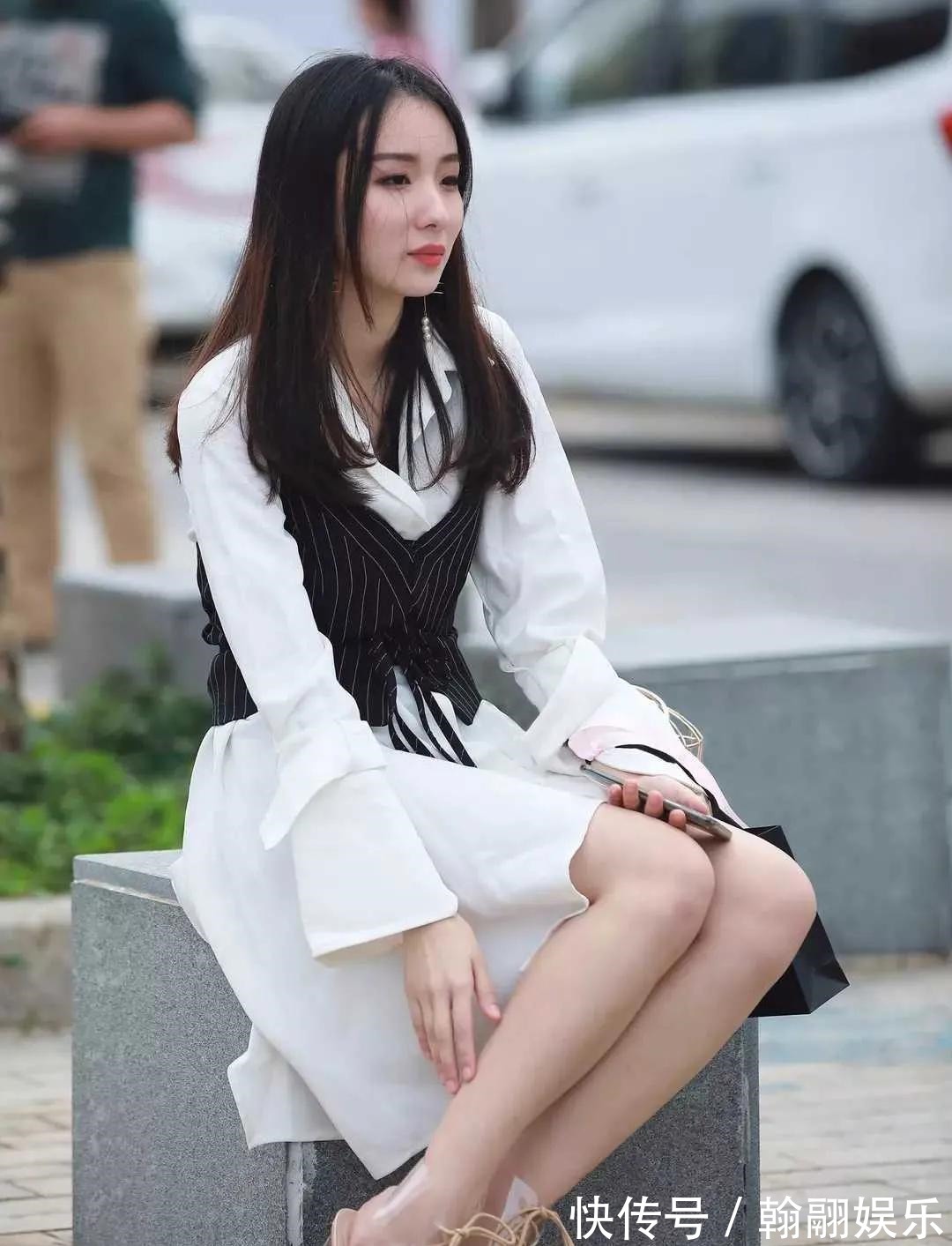 透明高跟凉鞋 难道今年流行透明高跟凉鞋吗30位美女穿出了简约而不简单的效果