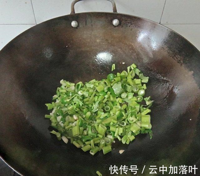 青椒|青椒碎炒空心菜，简单快手，美味下饭菜！