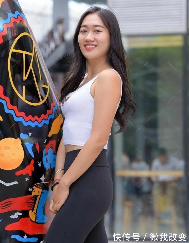 腰际 精致的印花瑜伽裤穿搭,换上了富有设计感的裙型,更显质感!