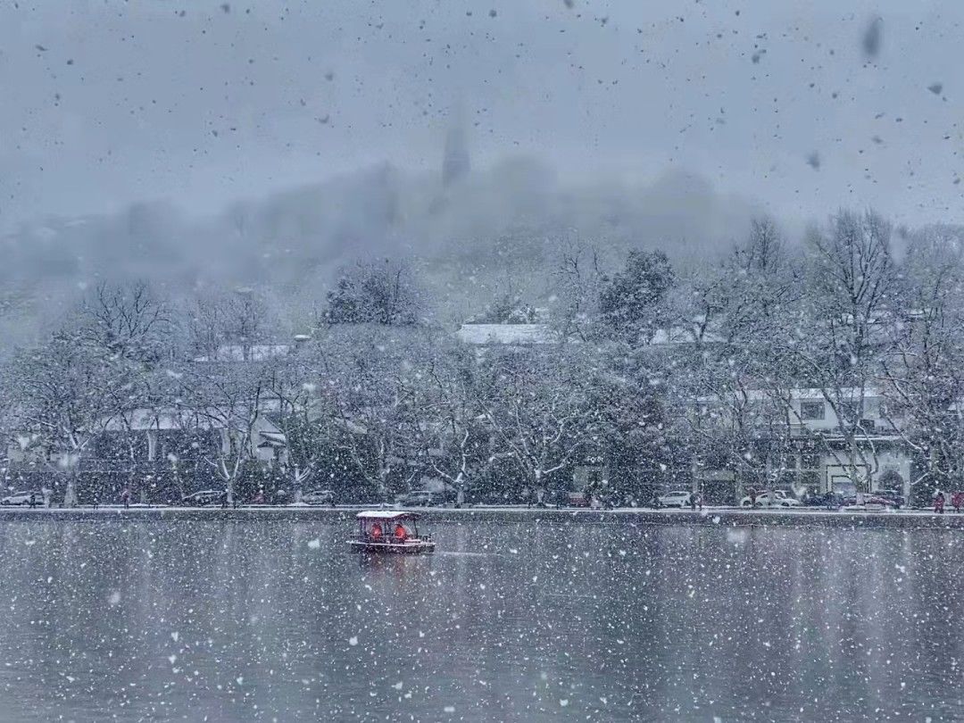 安徽|今天被南方的鹅毛大雪刷屏！“断桥残雪”美呆 有人在雪里实现“冰墩墩”自由