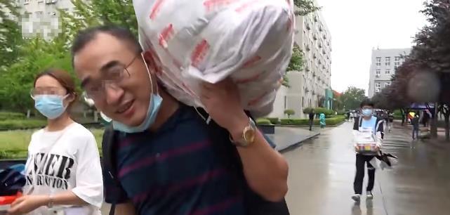 爸爸|西安一父亲送女儿上学,累得出了汗,眼里是满满的笑意