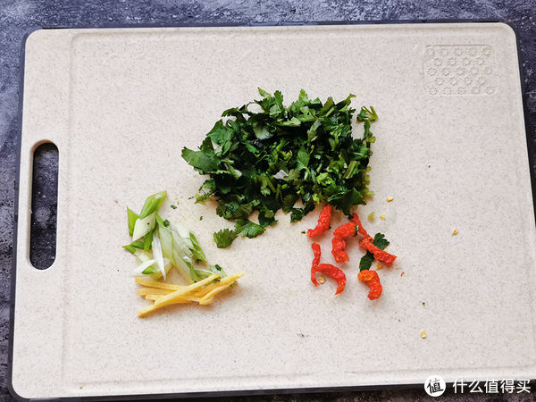 莲藕最好吃的做法之一,加些香菜炒一炒,酸辣爽口下酒下饭