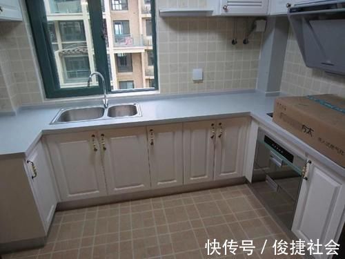 玻璃胶|厨房台面要怎么设计,挡水条要怎么装,我家竟然没装