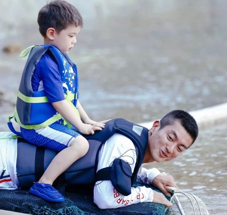 嗯哼看不惯陈小春吃饭坐姿,陈小春:我们穷人家,太子你回房吃吧