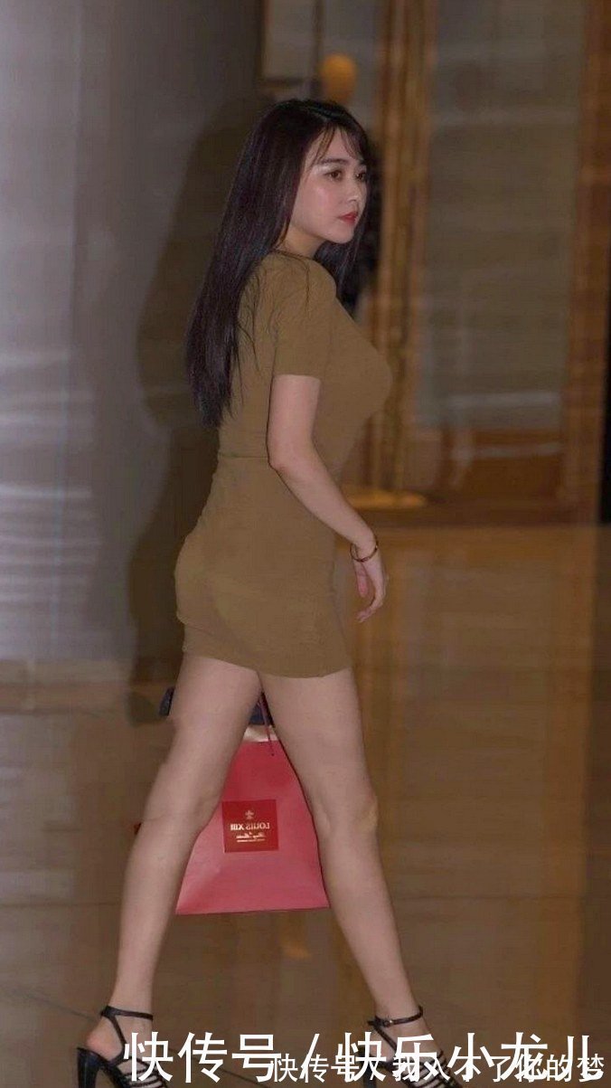 女人|婴儿肥小姐姐一件香槟连衣裙,这女人你爱了吗?