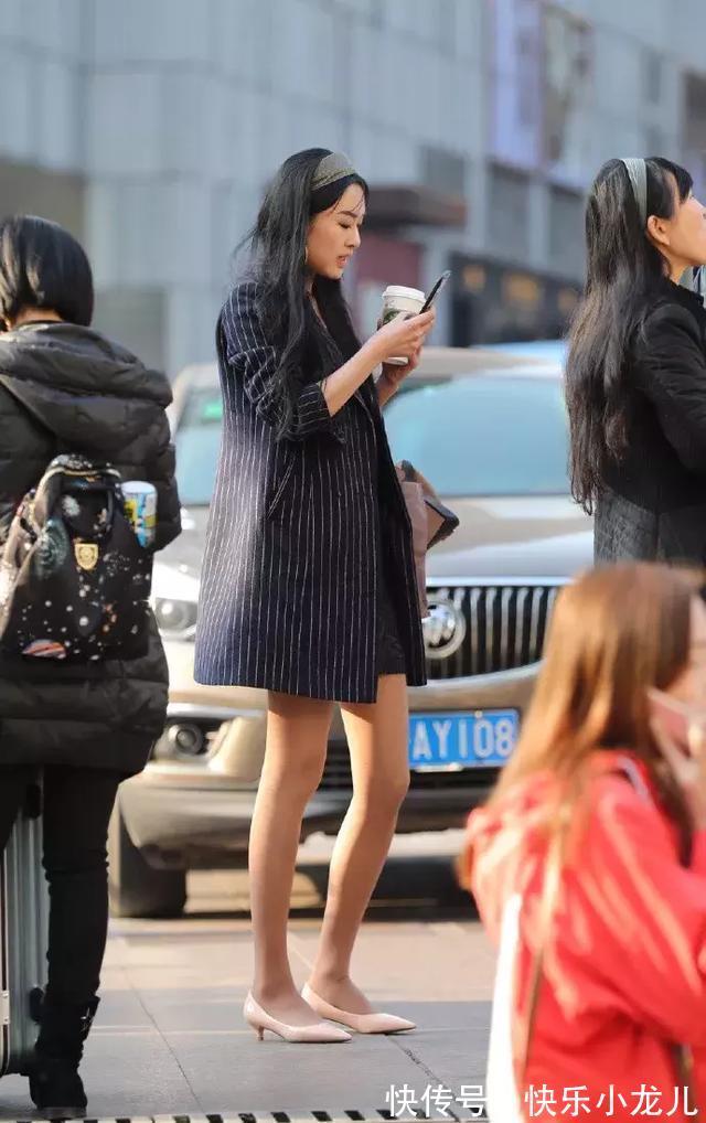 衬衫 黑白相间的竖条纹衬衫,系带带着显瘦的效果,增加少女气息