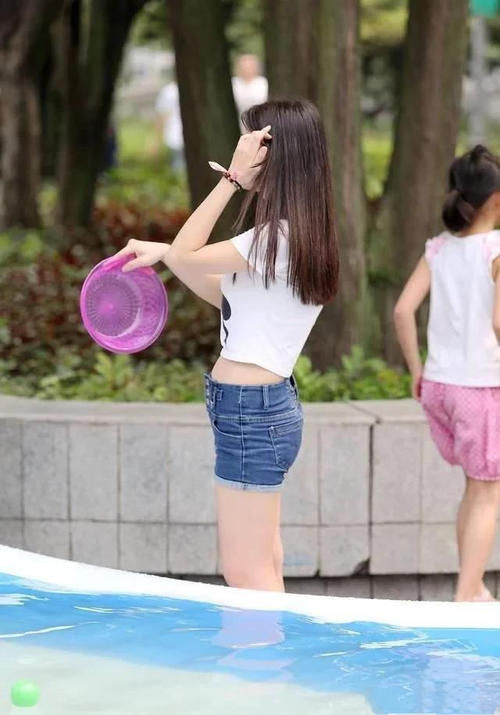 玩水的清纯小妹，干净如初，俏皮又迷人#时尚穿搭# #时尚街拍#