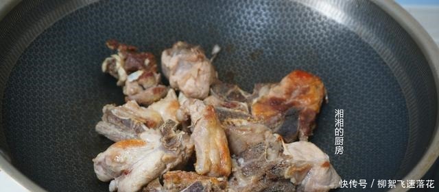排骨这样做,不用加水炖,出锅香味四溢,我家隔三差五做一锅!