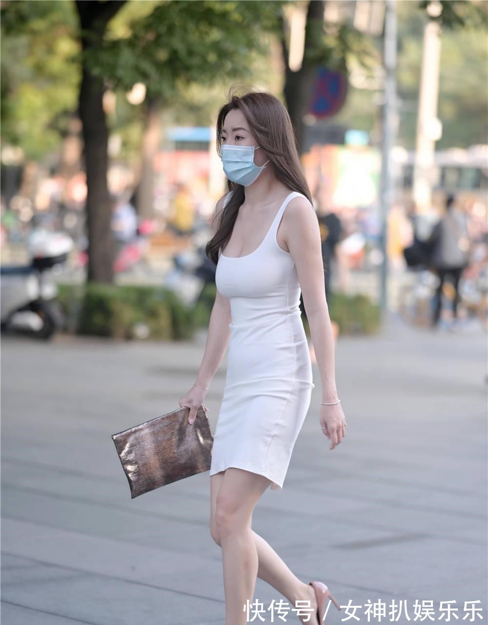 尖头 时尚姑娘喜欢尖头细跟鞋,搭配10公分高度的,时尚街区也不多见!