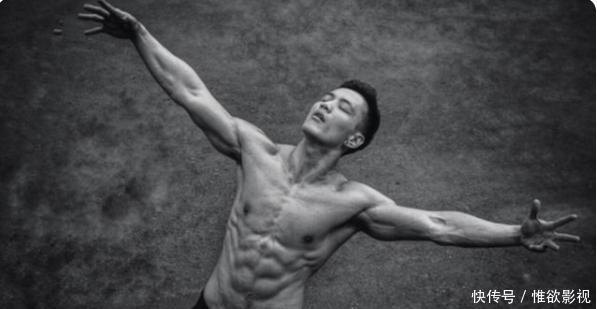 男模|26岁的男模坚持健身,练出完美肌肉线条,这几个健身动作或可尝试
