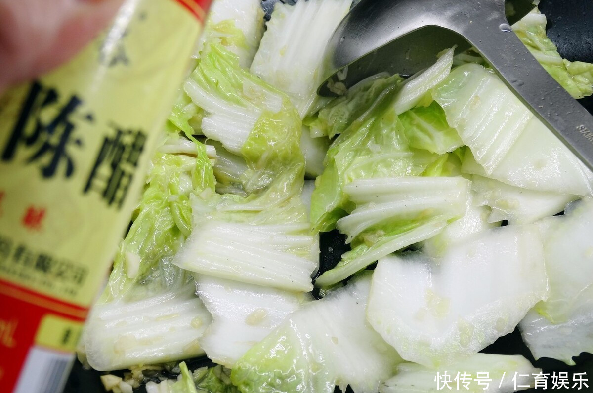 酸脆|做醋溜白菜,两次加醋是关键,白菜酸脆又爽口,超下饭