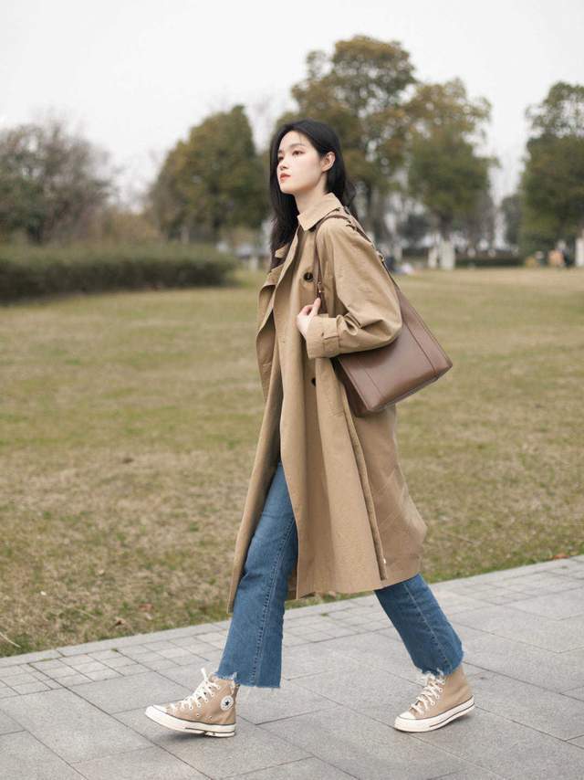 西裤|秋季胖女孩怎么穿?卡其色风衣搭配牛仔裤高级优雅,显高还显瘦