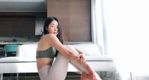 小仙女|她练瑜伽4年, 能轻松完成高难度动作, 却像是在艺术表演!