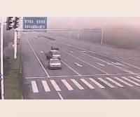 |搞笑GIF:奔三的老阿姨了,还好意思过生日?扎心不,老妹!