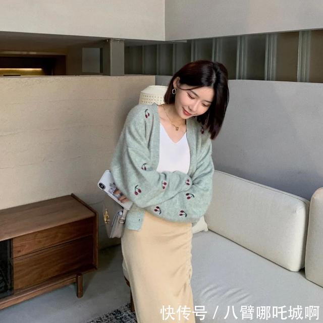 可盐可甜|可盐可甜的早秋搭配,针织衫让你全年美cry!