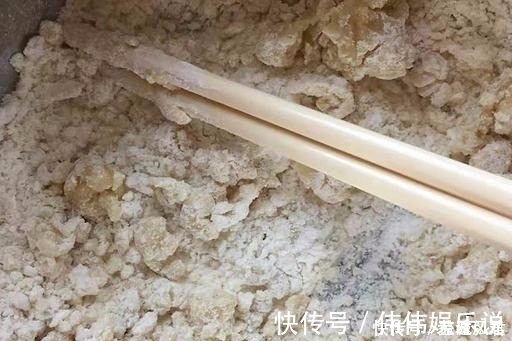 搅拌均匀|早餐饼最好吃又简单做法,1碗面粉,开水一烫,15分钟做好出锅