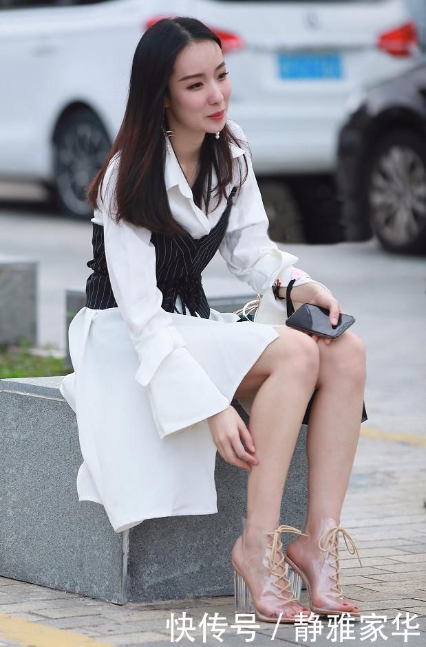 小姐姐|衬衫连衣裙搭配透明高跟鞋,长发美女气质尽显