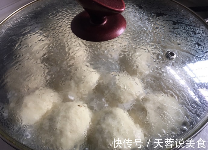 做水煎包,该用什么水很多人都做错,所以包子口感不脆,不好吃