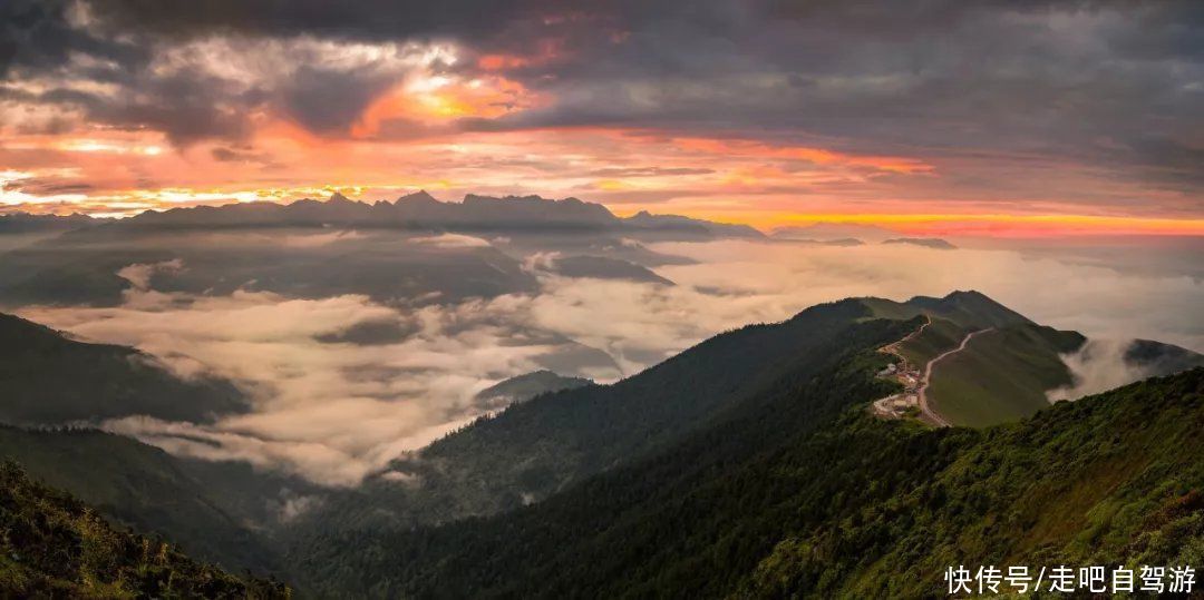 红军长征翻越的第一座雪山，山上云海绝美，有着不输江南的美景