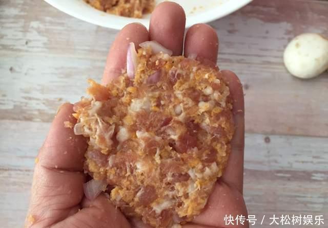  肉饼|口蘑小肉饼，改变一下蘑菇和肉的做法，口感果然不一样