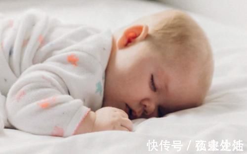 睡眠时间|宝宝不睡就代表不困?家长错误的哄睡方式,会给孩子“拖后腿”
