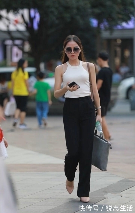 小姐姐|街拍:小姐姐长发及腰,身材曼妙性感至极,你最喜欢哪一个?