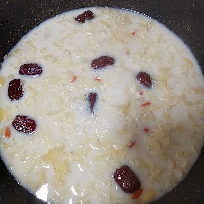 莲子银耳羹|牛奶银耳莲子羹