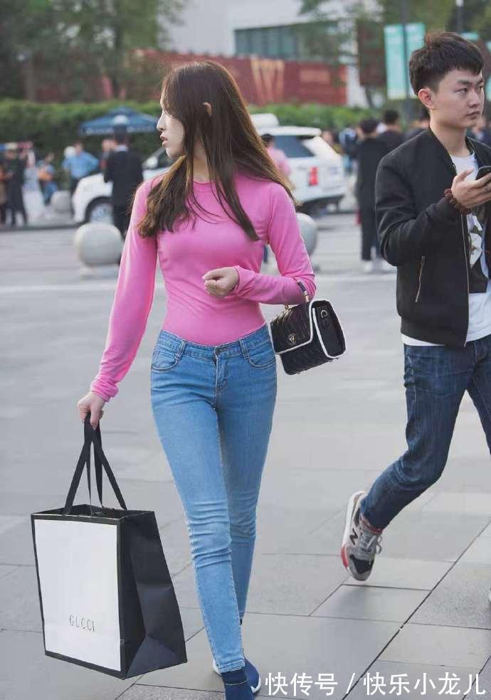 美女 时尚就是这么简单,一件牛仔裤就可以了