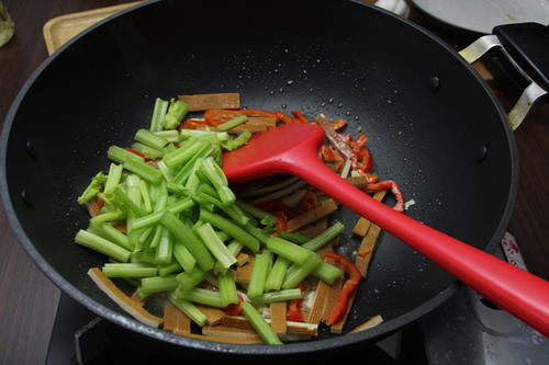 春天，多给孩子吃这菜，简单炒一炒，营养极高，孩子超爱吃