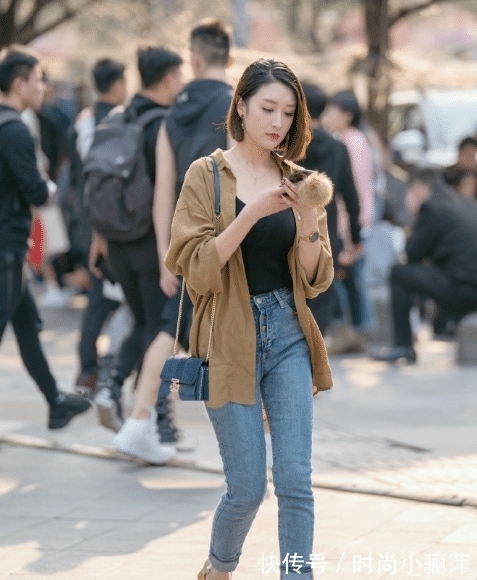 短发女孩|短发的气质女孩，耳坠让她更迷人，不愧是都市丽人