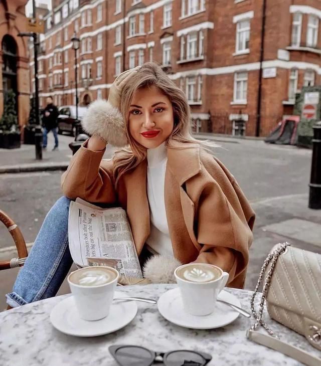 冬天怎么穿“驼色大衣”更气质？这4组实用的配色模板，值得收藏