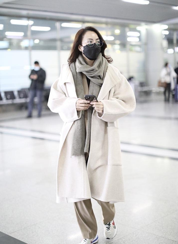 学着霍汶希去搭配，演绎出了强大气场，风衣搭配直筒裤超洋气