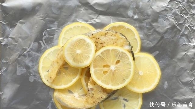 柠檬|高颜值的香煎鳕鱼做法,柠檬片铺底,营养丰富老少皆宜